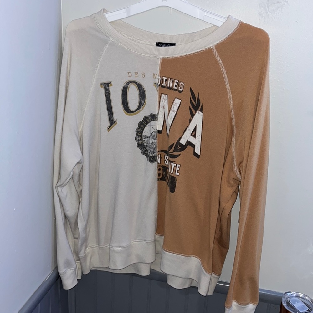 I’m selling this oversized Iowa crew neck! It’s perfect for the fall!